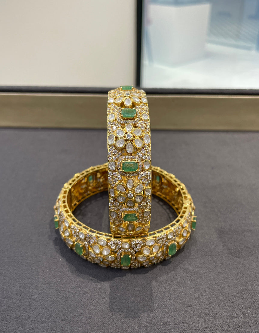 Vintage Royal Emerald-Cut Green Stone Polki Bangle