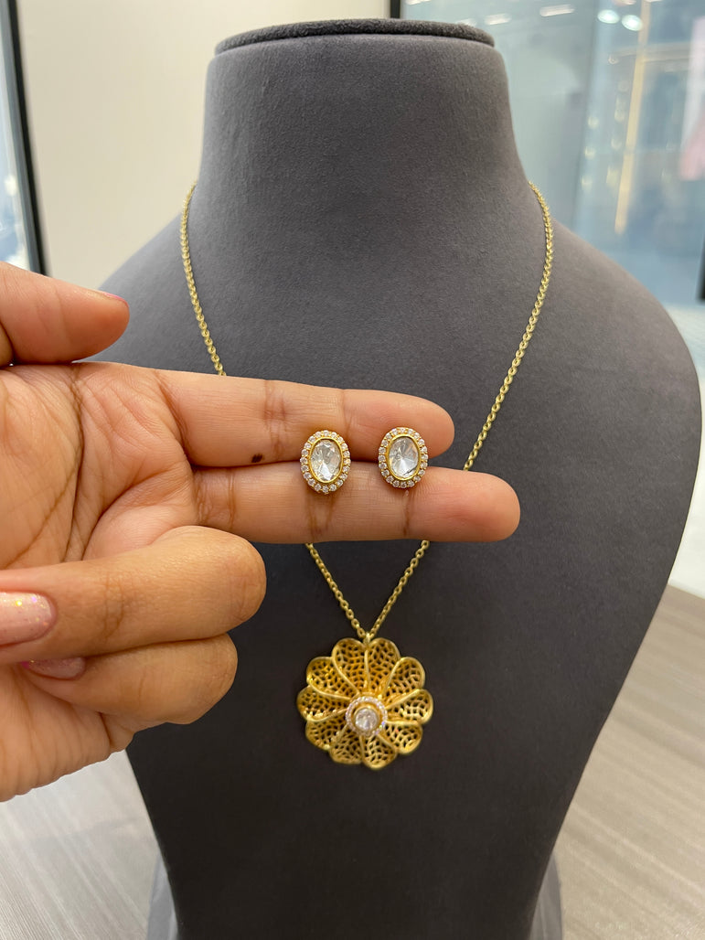 Silver flower pendant set