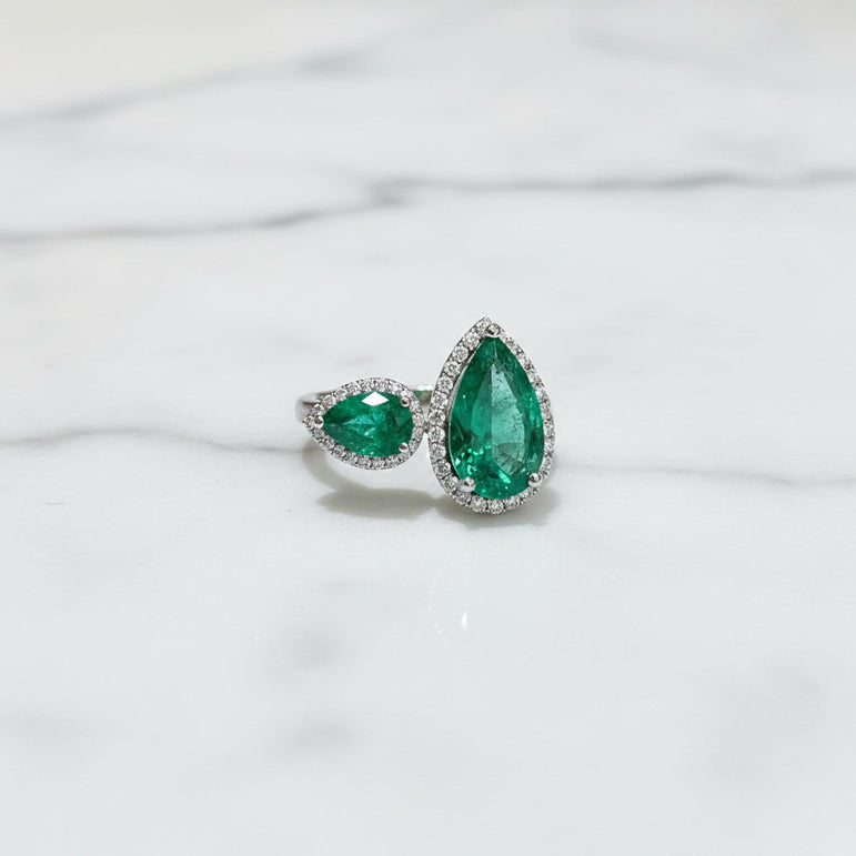 Luxury Toi et Moi Emerald-Green Statement Diamond Ring