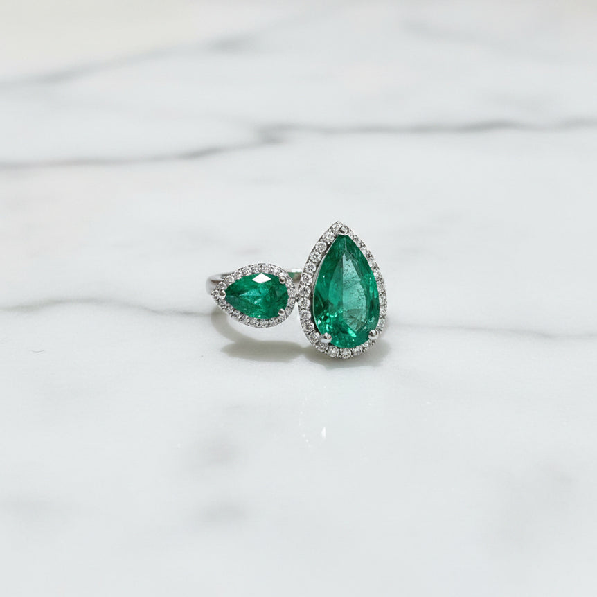 Luxury Toi et Moi Emerald-Green Statement Diamond Ring