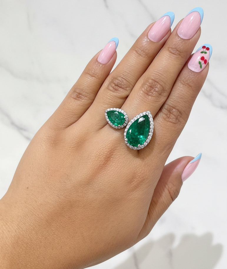 Luxury Toi et Moi Emerald-Green Statement Diamond Ring