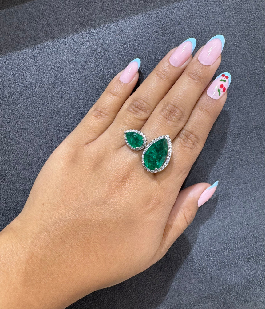 Luxury Toi et Moi Emerald-Green Statement Diamond Ring