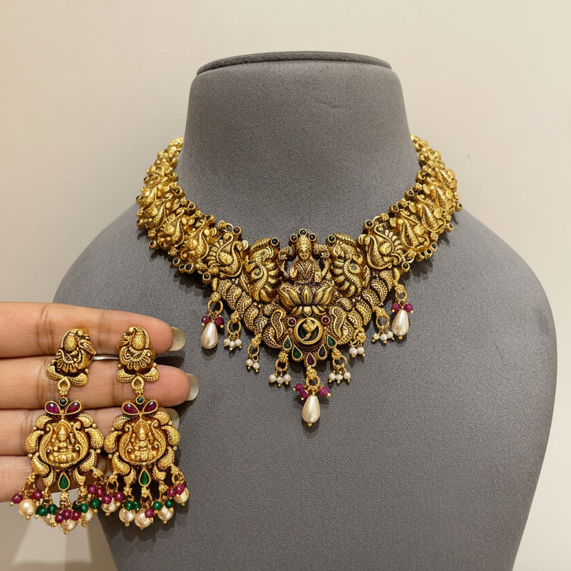 Sacred Goddess Laxmi Crest Gold Look Set