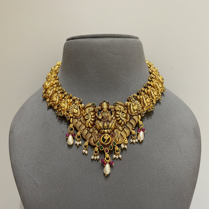 Sacred Goddess Laxmi Crest Gold Look Set
